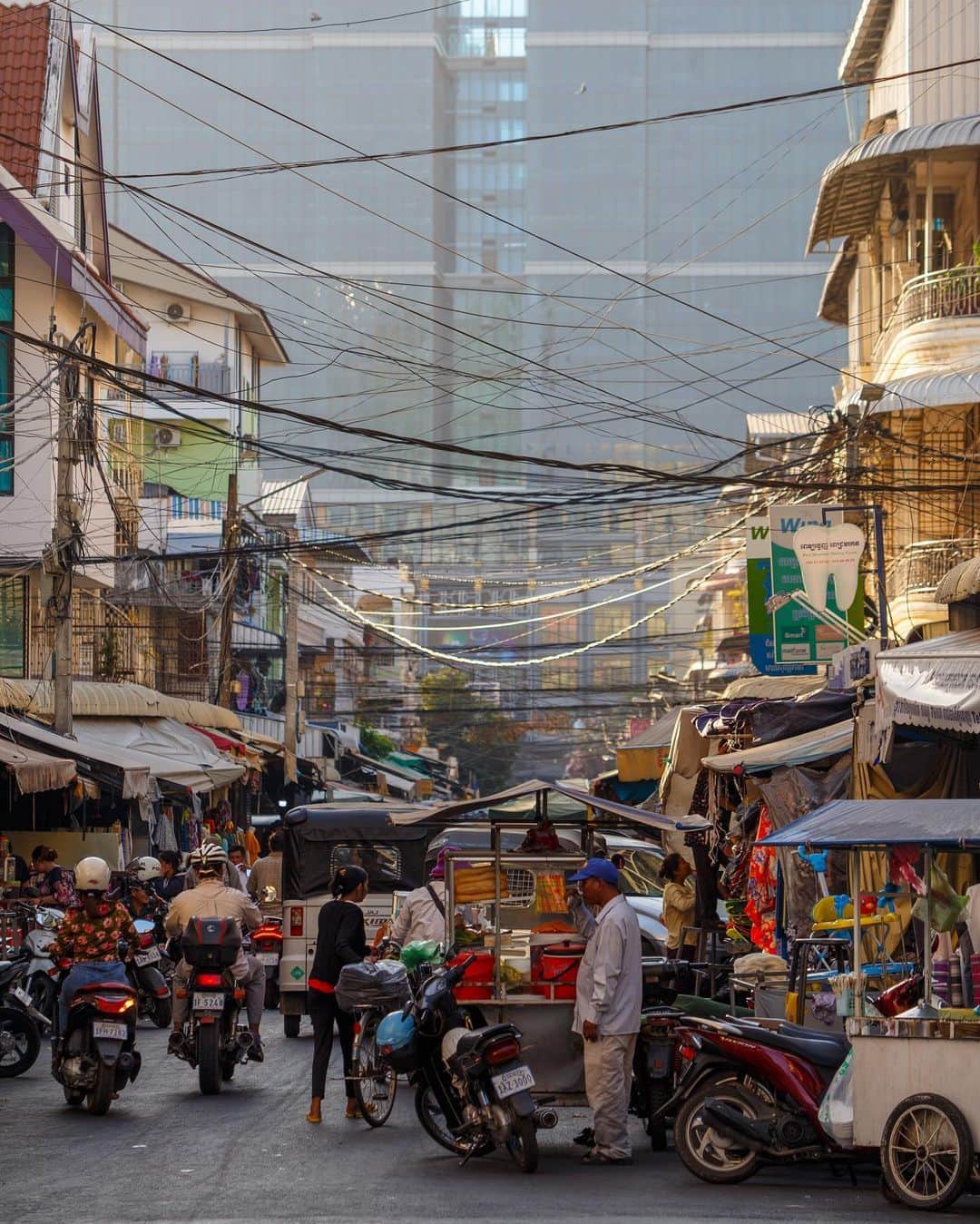 Shunsuke Miyatakeのインスタグラム：「A friendly atmosphere of the traditional commercial and working-class neighborhoods, Phnom Penh, Cambodia」