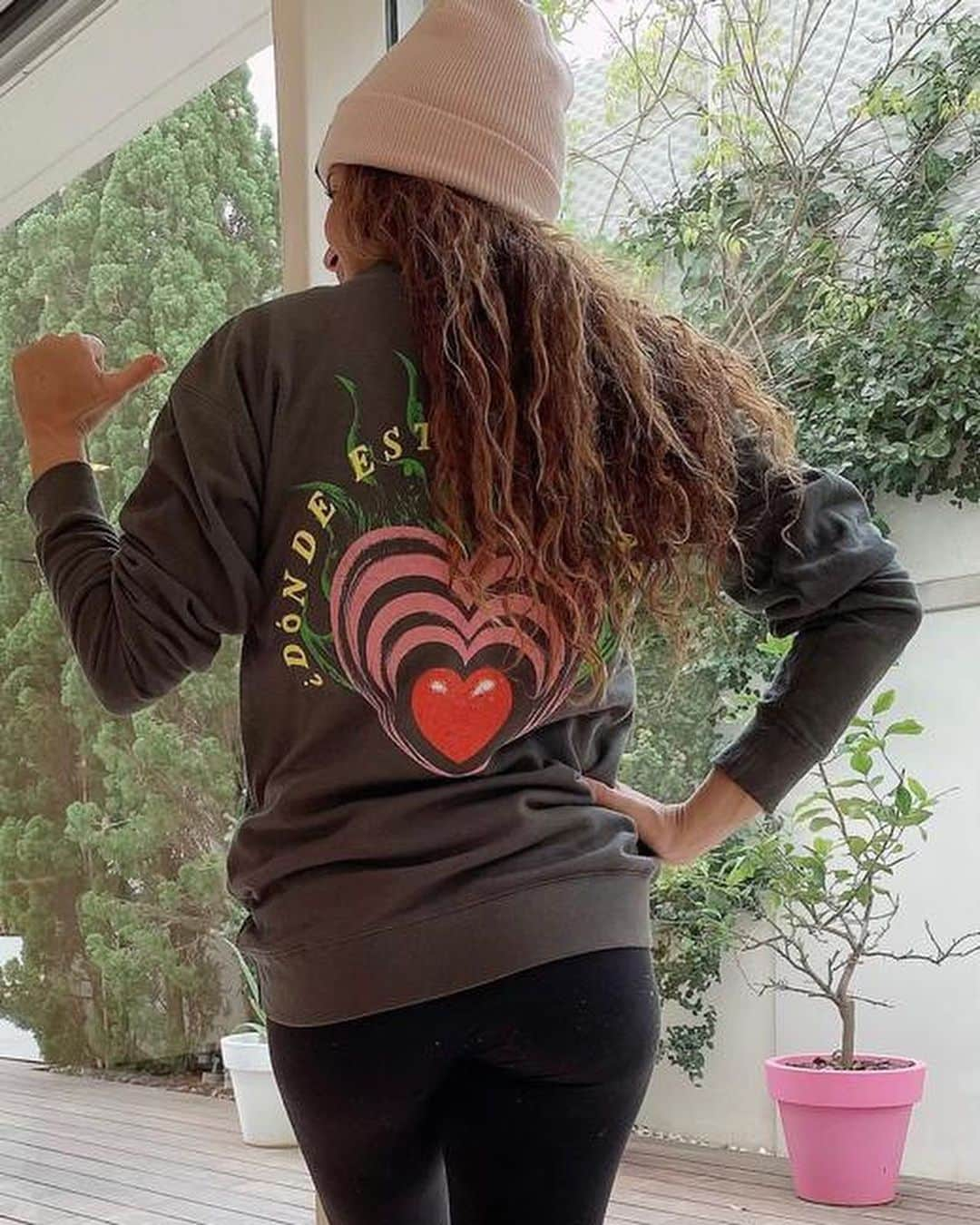 シャキーラさんのインスタグラム写真 - (シャキーラInstagram)「Me llegaron estas sudaderas para celebrar los 25 años de Pies Descalzos!」11月28日 1時38分 - shakira