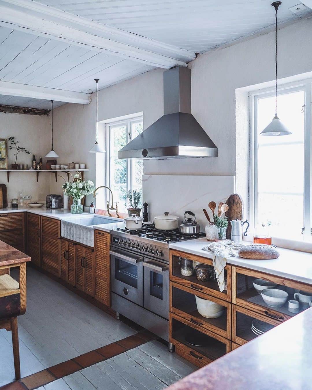 Our Food Storiesのインスタグラム：「More photos of our swedish kitchen ❤️ Missing this place so much right now and can‘t wait to return soon🥰 See more photos on the blog, link is in profile. Happy weekend guys! #ourfoodstories_travel  ____ #kitcheninspiration #kitcheninspo #devolkitchens #bertazzoni #bertazzoniprofessionalseries #kalklitir #kalklitircalce #kitcheninterior #kitchendesign #vogueliving #scandinavianhome #scandinavianstyle #haberdashery #interior_and_living #interiorinspo #kitcheninterior #kitchendecor」