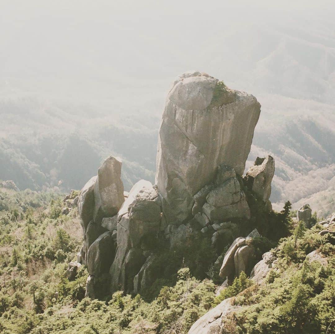 KIKIさんのインスタグラム写真 - (KIKIInstagram)「神さまがいそうな 登るには恐れ多い岩」11月28日 1時39分 - kiki_campagnepremiere