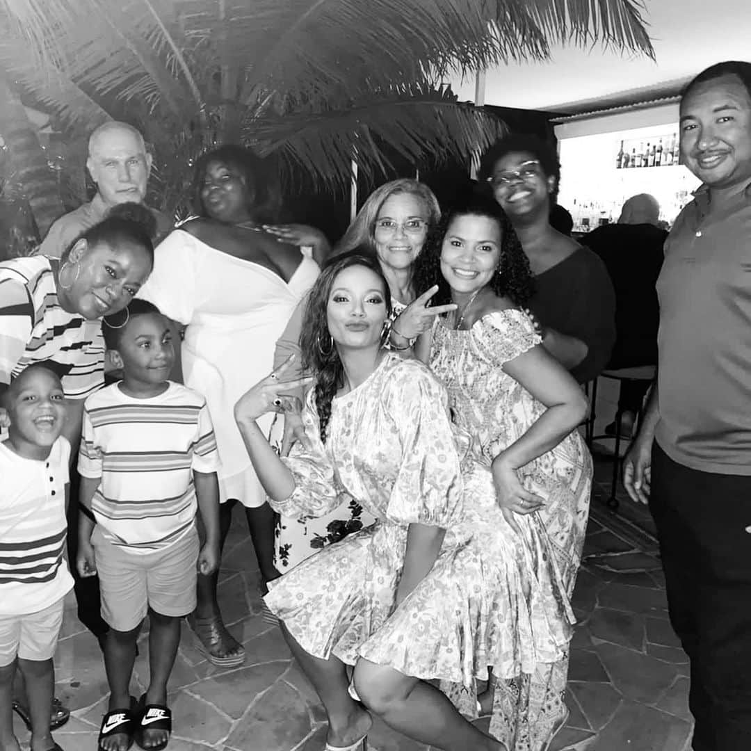 セリタ・エバンクスのインスタグラム：「Family photo outtakes. 🤦🏽‍♀️📸We so ratchet lol Love them so much ❣️🎶 “Blessings all pon mi life and Mi thank God fi di journey, di earnings a jus fi di plus Gratitude is a must  Mi see blessings fall by mi right hand”- Koffee 🥂🎶🔊 #toast #Blessings from my family to yours 🙏🏽 #family #friends #love」