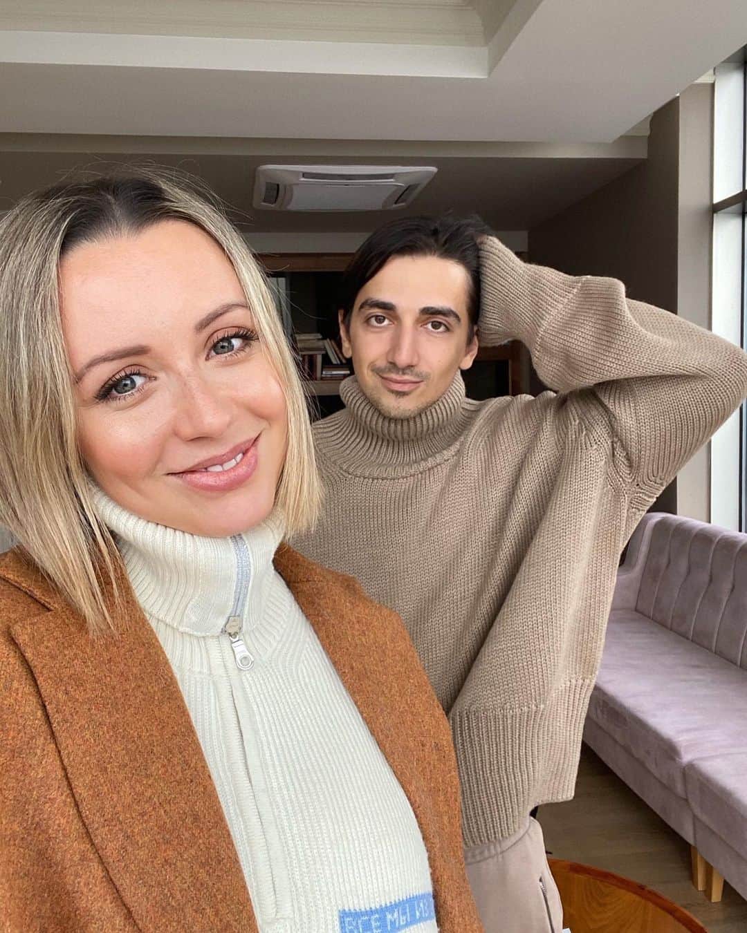 Nataly Osmannさんのインスタグラム写真 - (Nataly OsmannInstagram)「Asking Murad what he values most about women, he nearly without thinking identified these qualities: – Wisdom, household, skillful communication with a man; – Inner world, the aspiration for self-development and self-improvement; – Beauty and self-love.  Мы с @muradosmann уже почти 10 лет знаем друг друга ❤️ Недавно я удивила его очередным неожиданным вопросом: «Мур, а вот скажи, что ты больше всего ценишь в девушках?!»  – В абстрактных девушках или какой-то конкретной? – не отвлекаясь от дел, сказал он с ухмылкой.  – Я настойчиво: – Ну давай без шуток. Что ты ценишь в женщинах в первую очередь? А то живу с тобой бок о бок столько лет и не знаю... – Ну смотря в какой период жизни, – он ответил с улыбкой. – Мур, я серьезно.  – Ладно, я ценю мудрость, житейскую мудрость. Чтобы женщина знала, когда надо погладить по шерстке, а когда против...Еще внутренний мир! Чтобы стремилась к знаниям, интересовалась всем и всегда развивала себя. И красоту, конечно.  – Что ты имеешь ввиду? Внешность, стиль, тело?!  – Нет, внутренний свет и любовь к себе, а все остальное приложится.   Довольная и счастливая я снова продолжила писать текст. Но в какой-то момент остановилась и с абсолютно типичной женской любовью задумываться о чем не стоит, стала разжевывать мысль:  Интересно, а это он про меня? Или так, об абстрактной женщине?!)) А ещё мы оба на фото в русских брендах, смотрите тэги👊🏻」11月28日 1時47分 - natalyosmann