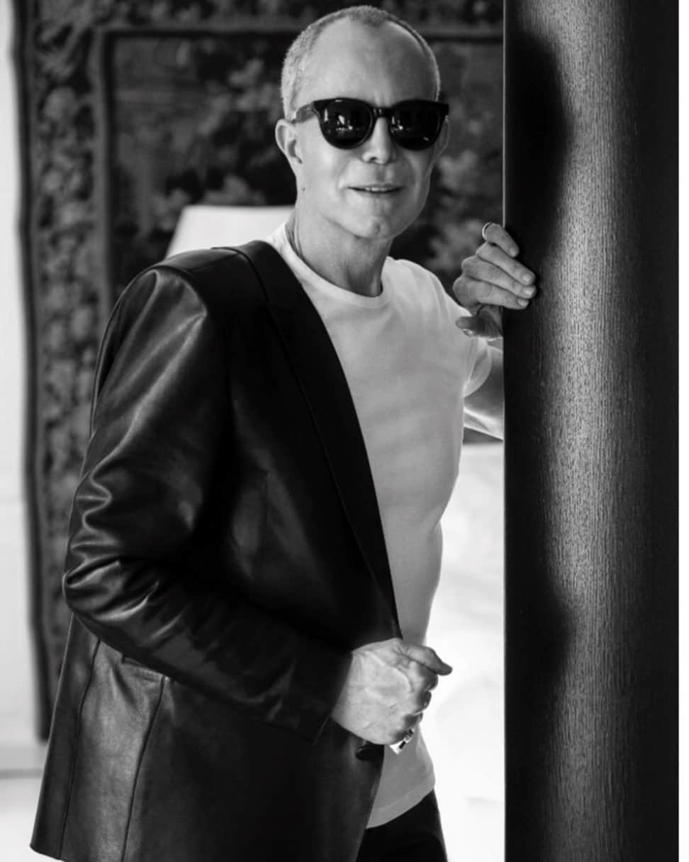 のインスタグラム：「Thanks to @omerfrj [Une porte ouverte pour réeenchanter Paris]  Jean-Claude jitrois will be present to welcome you again on Saturday the 28th, and Sunday 29th November, at our Parisian store and at our new VIP showroom. Location : 38 faubourg saint honoré, 75008 Paris To provide optimal safety and comfort to our friends, customers, and team, we will observe extensive precautions in accordance with guidelines provided by the French Government. Our store will be exclusively open Saturdays and Sundays from 11 am till 8pm.    For more details, feel free to call us at  +33 (0)1 47 42 58 85 —  Jean-Claude jitrois sera présent pour notre réouverture de boutique et nouveau showroom VIP parisien, ce samedi 28 et dimanche 29 novembre. De 11h à 20h. Adresse : 38 faubourg saint honoré, 75008 Paris Cette réouverture  se fera dans le respect d’un protocole sanitaire renforcé. Pour plus de details, veuillez contacter  le +33 (0)1 47 42 58 85」