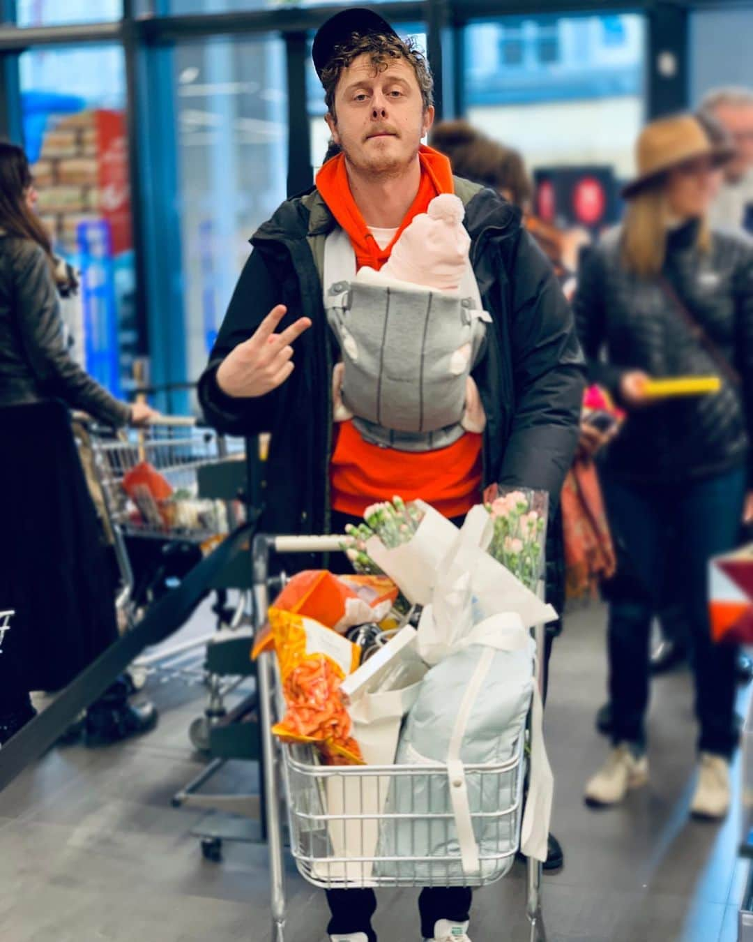 Norman Thavaudのインスタグラム：「DAD AND FURIOUS 🛒👼🏼💨  J’ai retrouvé cette photo, ça fait tellement bizarre, à cette époque on pouvait faire les courses sans masque et Bianca se portait comme une banane...  Ça paraît loin nan ? 😕」