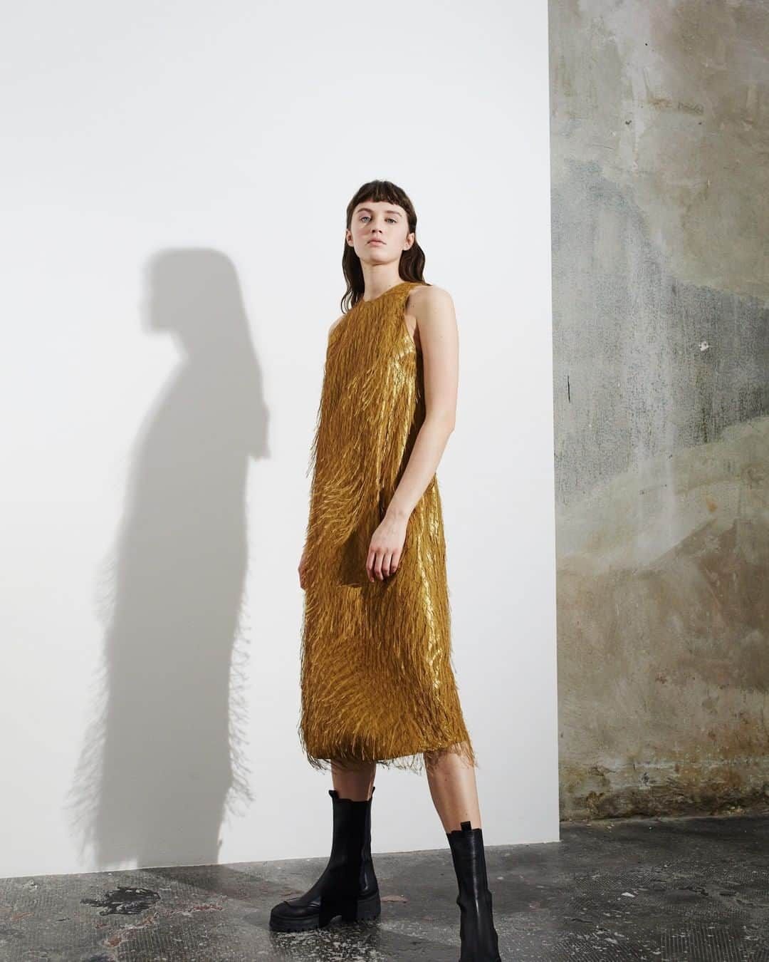 アリジさんのインスタグラム写真 - (アリジInstagram)「Fringed and golden dress for your special occasions ✨  Get inspired by ALYSI Casual Elegance, discover more in boutique or online on alysi.com   #alysi #fw20 #casualelegance #fringesdress」11月28日 2時00分 - alysiofficial