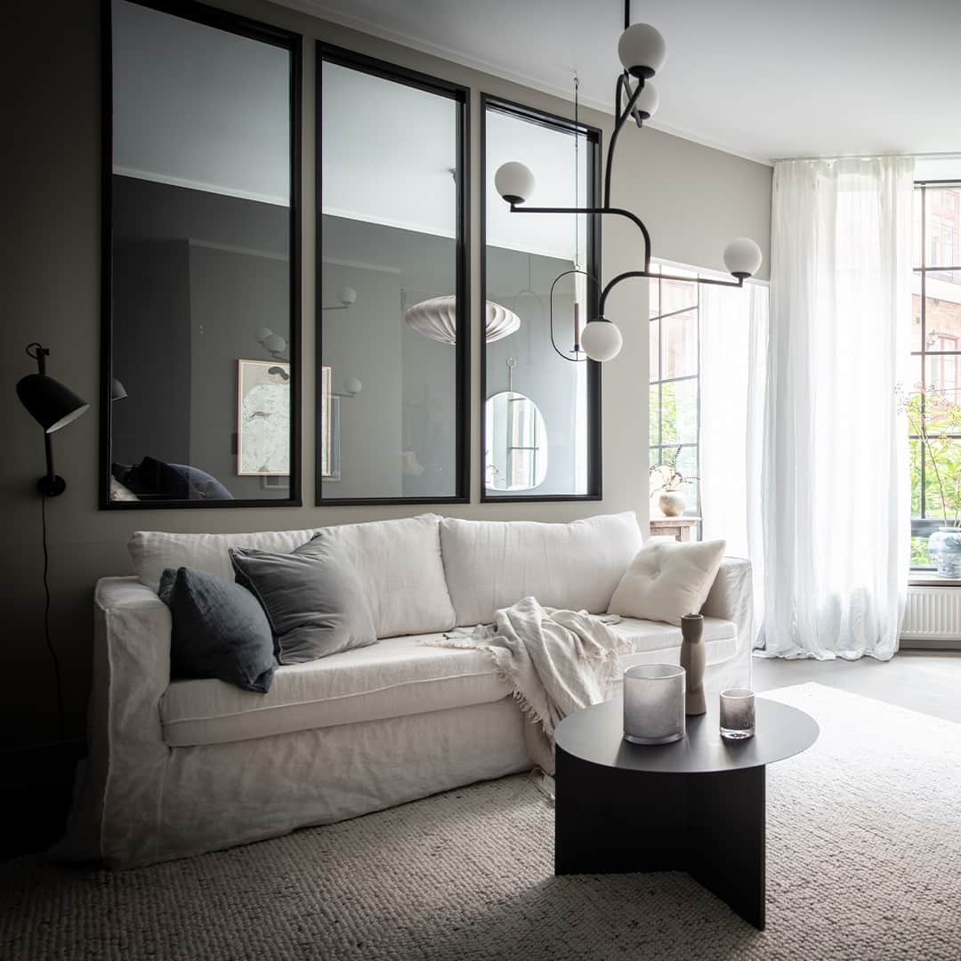 Bjurforsのインスタグラム：「Fredagsfeeling med denna stilfulla citytvåa 💭 Chalmersgatan 11C. Styling: @bon.interior Foto: @mariasahlander . . . . #bjurfors_goteborg #mäklareangelicastenvold #vardagsrum #livingroom #inredning #inredningsinspiration #interior #interiorinspiration #homedecor #spegelvägg #mirror」