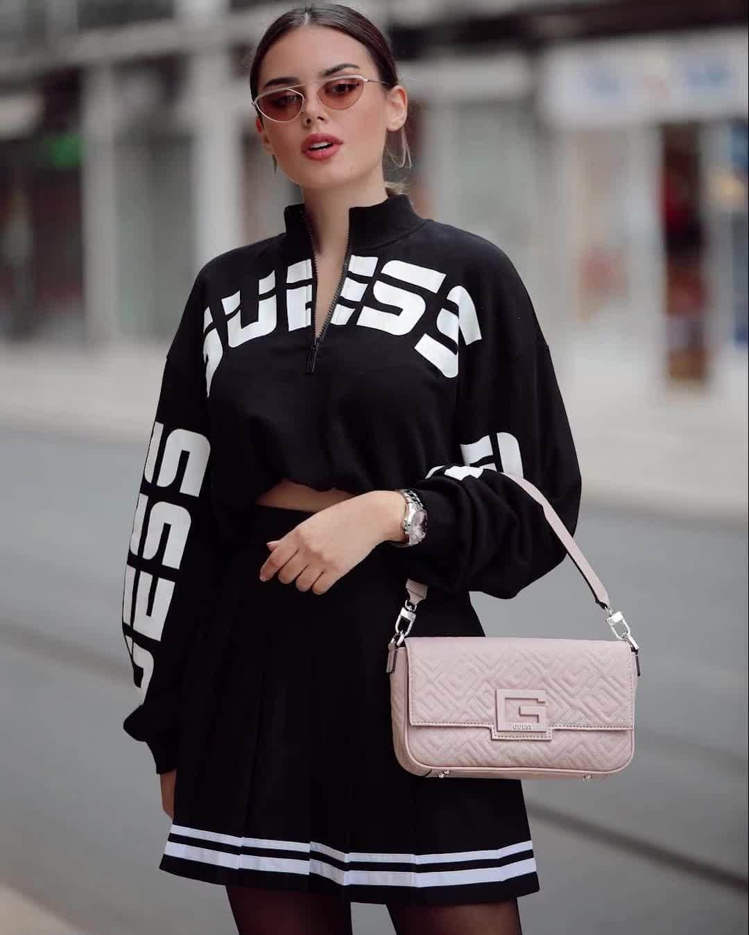 ゲスのインスタグラム：「you know what day it is 🛍🖤✨ tag someone who loves to shop #blackfriday (link in bio) #GiftMeGUESS」