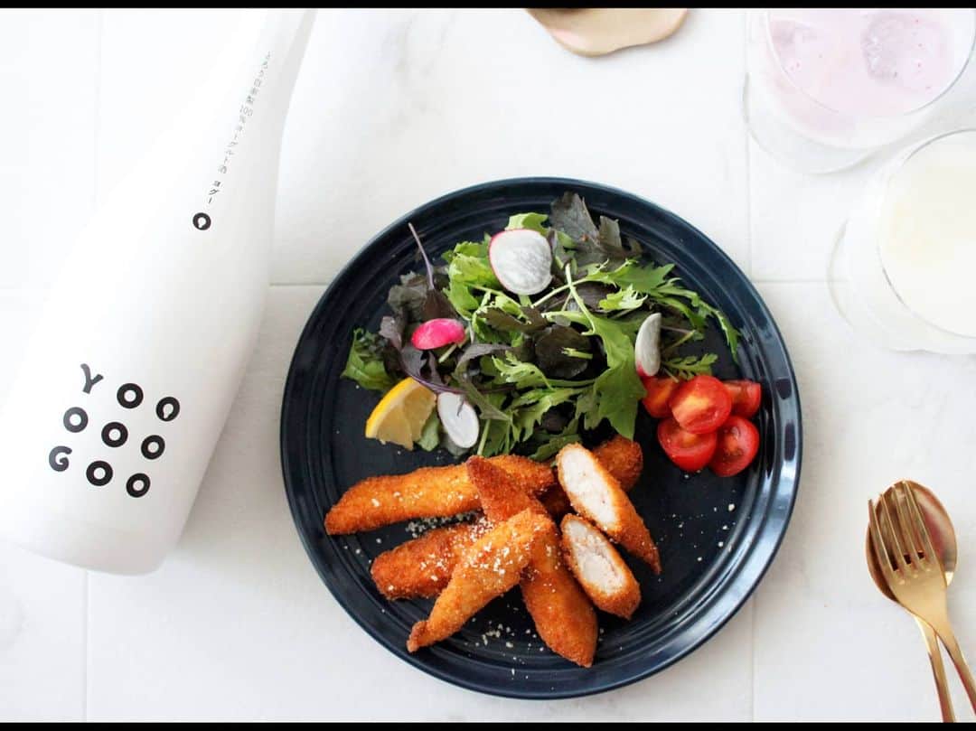 三島葉子さんのインスタグラム写真 - (三島葉子Instagram)「【TokyoWorks】 日本酒コラムを書かせて頂いています📝✒️今回は嘉美心酒造の蔵元自家製ヨーグルトを使用したヨーグルトリキュールに合うおつまみレシピのご提案です💡 【スパイシースティックチキン】﻿ やはり、ヨーグルトにはカレー味を合わせてみたくなりますね💡 〈材料〉2～3人前﻿ 鶏のささみ肉　3本﻿ 塩・こしょう　少々﻿ ガラムマサラ又はカレー粉　小さじ1～２程度﻿ 小麦粉　大さじ２﻿ 卵　1個﻿ 粉チーズ　大さじ１﻿ パン粉　ひとつかみ﻿ 揚げ油　適量﻿ 付け合わせのサラダ、レモン適量﻿ 〈作り方〉﻿ 1.　ささみは筋を取り除き、スティック状にカットする。 2.　塩・こしょうとガラムマサラをまぶす。﻿ 3.　パン粉をビニール袋に入れ、手で揉んで細めのパン粉にする。(細目が用意できればこちらの工程は不要です)粉チーズを混ぜておく。﻿ 4.　ささみにフライの衣をつける 5. フライパンに多めに揚げ油を入れて、揚げ焼きする。﻿ 衣に粉チーズが入っているので焦げやすくなります。火加減に注意して下さいね。﻿ 6. サラダと共にお皿に盛り付ける。﻿ こちらの一品のスパイシーな風味がヨーグルトに好相性！  #海琳堂  #家飲みデリバリー 　@ienomi.delivery #ヨグー 　 #嘉美心  #フードリリース #三島葉子 ﻿」11月28日 2時00分 - mishima_yoko