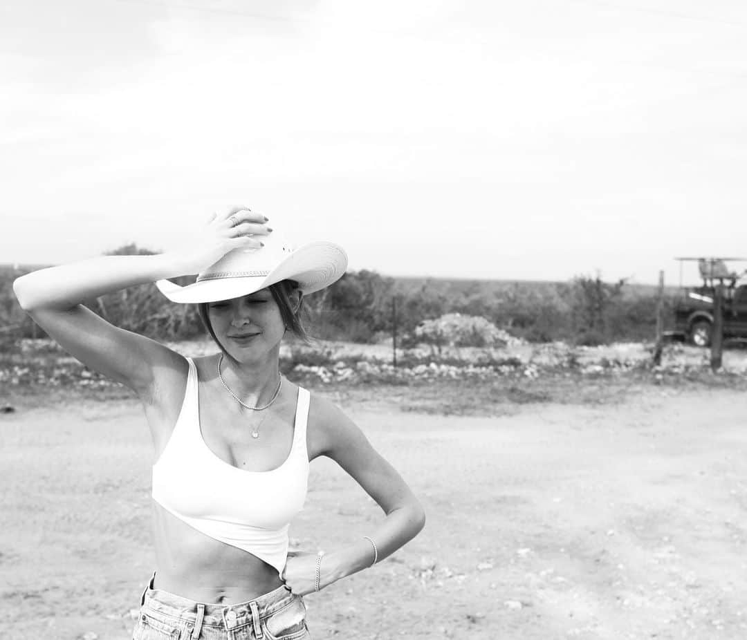 ケイトリン・カーターさんのインスタグラム写真 - (ケイトリン・カーターInstagram)「under the Texan sun 🌵」11月28日 1時58分 - kaitlynn