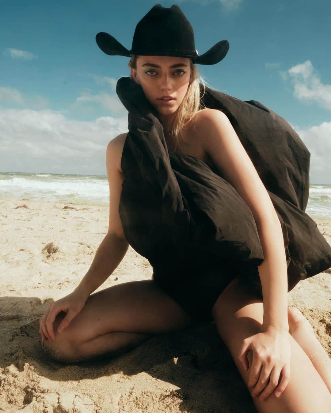 パイパー・アメリカ・スミスのインスタグラム：「A moment in Miami the other day 🖤🖤🖤🖤🖤🖤 love this team @diegoarmandome @pamelagarc @juligonzalezmua」