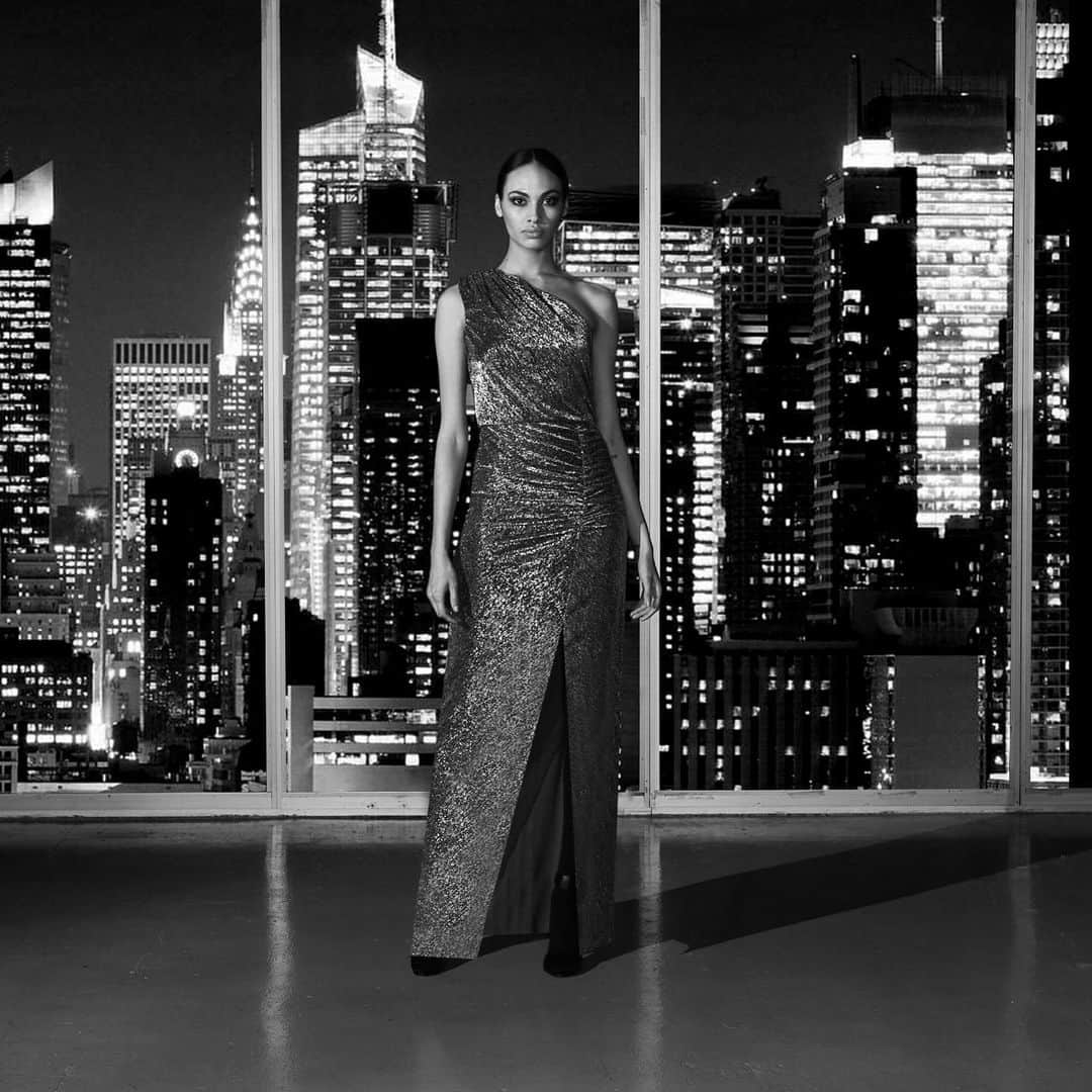 のインスタグラム：「Our new evening edit will have you ready for holiday festivities — explore at halston.com and save with our #BlackFriday deals sitewide.」