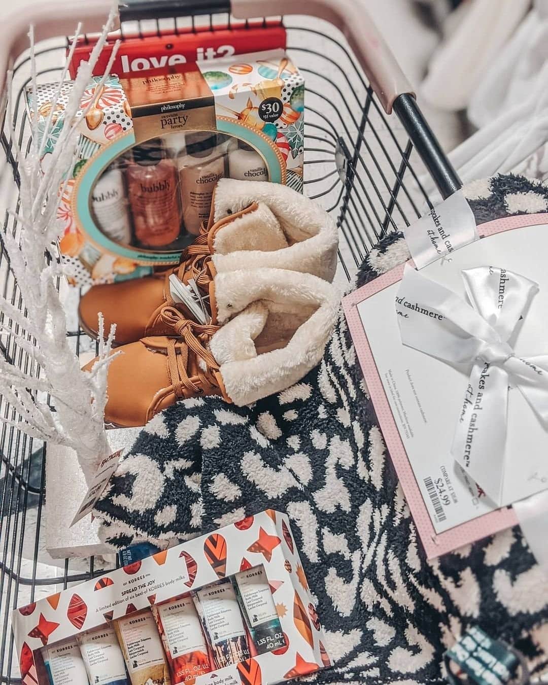 T.J.マックスのインスタグラム：「Long gift list? We’ve got what you need, all at prices that’ll help you gift more. Stop by your store today! 🛒 (📷: @stylefromvictoria)」