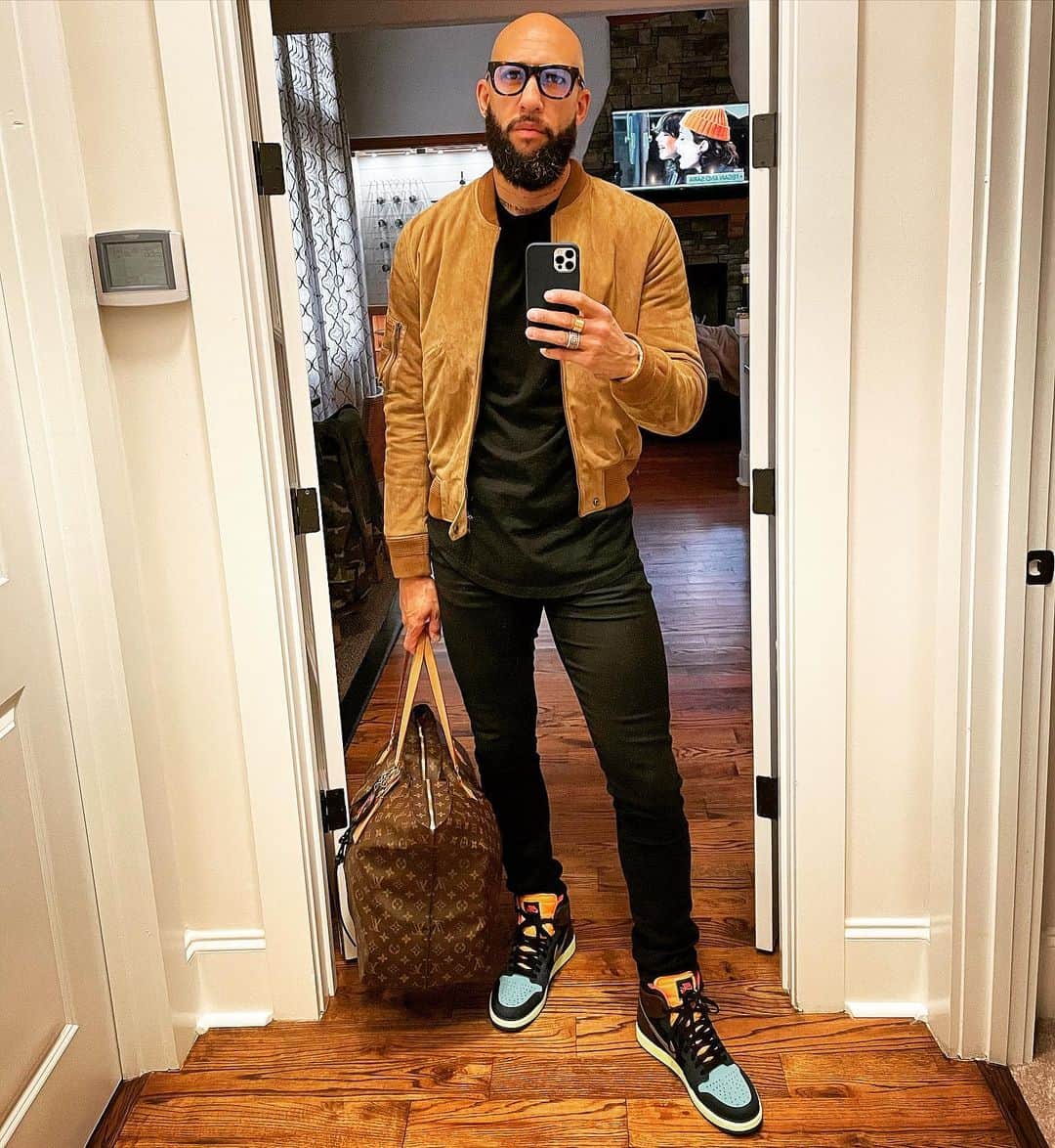 ティム・ハワードのインスタグラム：「ALL BUSINESS」