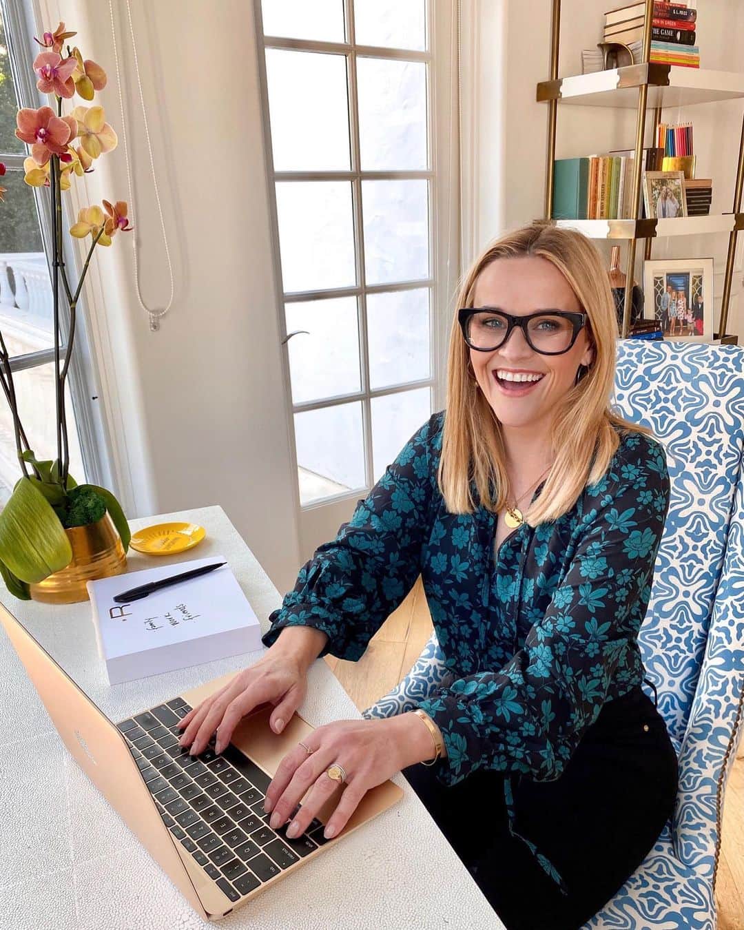 リース・ウィザースプーンのインスタグラム：「Shop small, yall!! I love the opportunity to support small businesses.... if you are a business owner, or know someone running a small business, introduce yourself and share what you do below!! I’m excited to learn about your company & talents ❤️ #blackfriday」