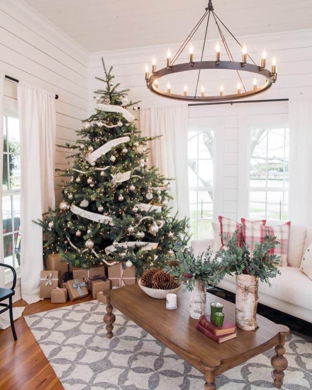 HGTVさんのインスタグラム写真 - (HGTVInstagram)「Have yourself a rustic little Christmas with our pro tips for decking the halls in country-chic style. 🎄 Bring farmhouse charm to your holiday decorating with over 100 ideas to help make your home merry and bright. 🤗 Find them all at the link in our bio! 🔝 🎅⁠⠀ ⁠⠀ #HowToHoliday #holidays #christmas #farmhousestyle #farmhousechristmas #DIYholiday #DIYchristmas」11月28日 2時02分 - hgtv