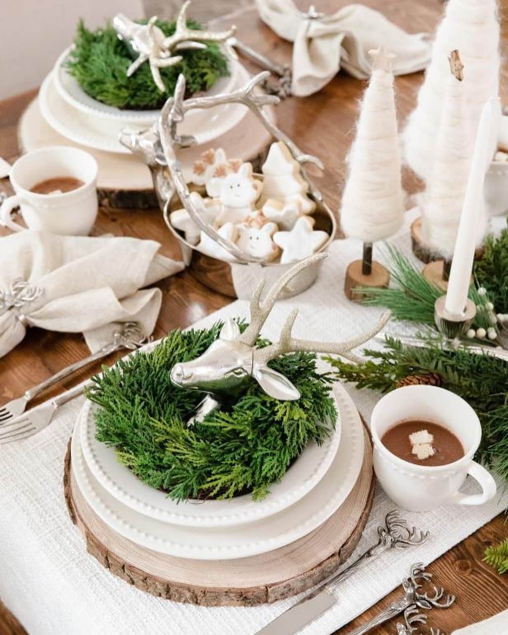 HGTVさんのインスタグラム写真 - (HGTVInstagram)「Have yourself a rustic little Christmas with our pro tips for decking the halls in country-chic style. 🎄 Bring farmhouse charm to your holiday decorating with over 100 ideas to help make your home merry and bright. 🤗 Find them all at the link in our bio! 🔝 🎅⁠⠀ ⁠⠀ #HowToHoliday #holidays #christmas #farmhousestyle #farmhousechristmas #DIYholiday #DIYchristmas」11月28日 2時02分 - hgtv