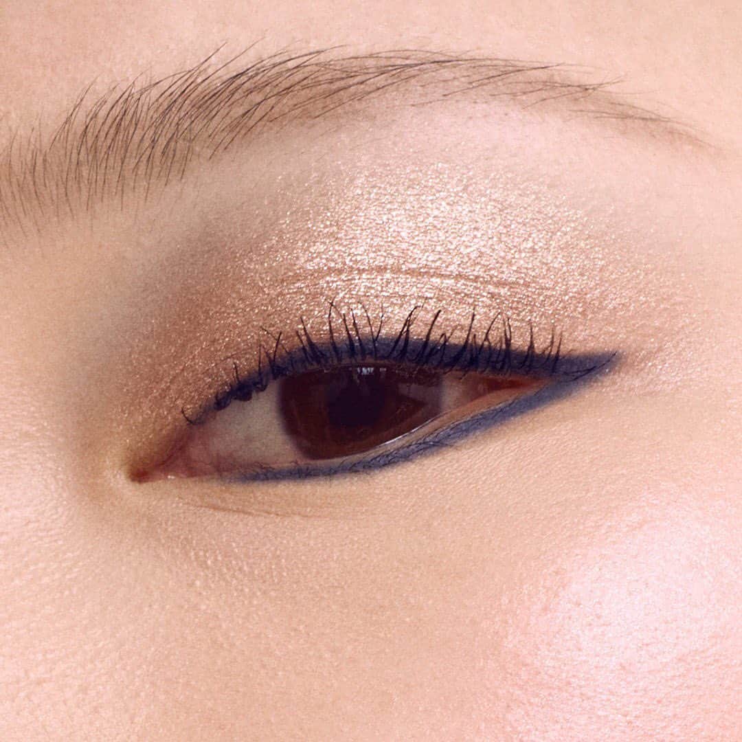 のインスタグラム：「Make spirits bright with the deep blue and shimmering grey tones of the new Midnight Waltz Eye Shadow Palette. 🌃  #bobbibrown #luxeencoreholiday #eyeshadowpalettes #limitededition」
