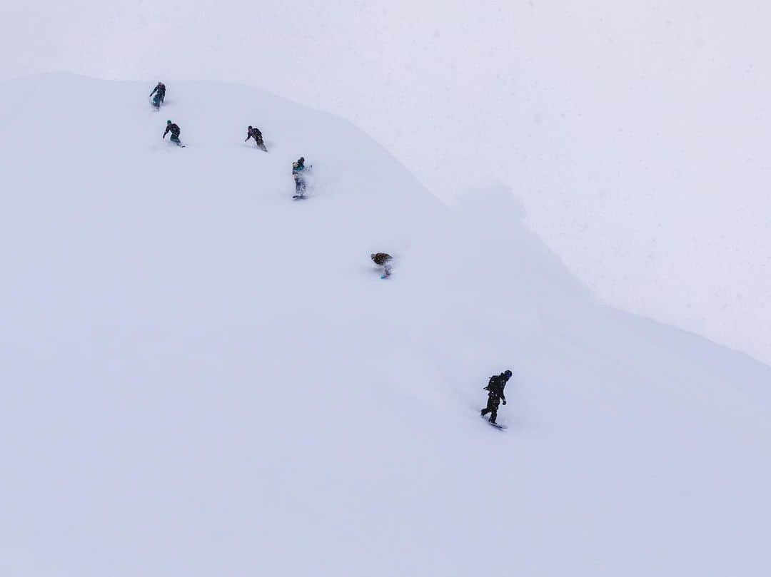 クイックシルバーさんのインスタグラム写真 - (クイックシルバーInstagram)「Boarding with friends. ♥️⁣ ⁣ We built a holiday gift guide to make it easier for you to shop for your mountain-loving friends and fam. Hit the new Guides tab in our profile to check it out.」11月28日 2時05分 - quiksilver