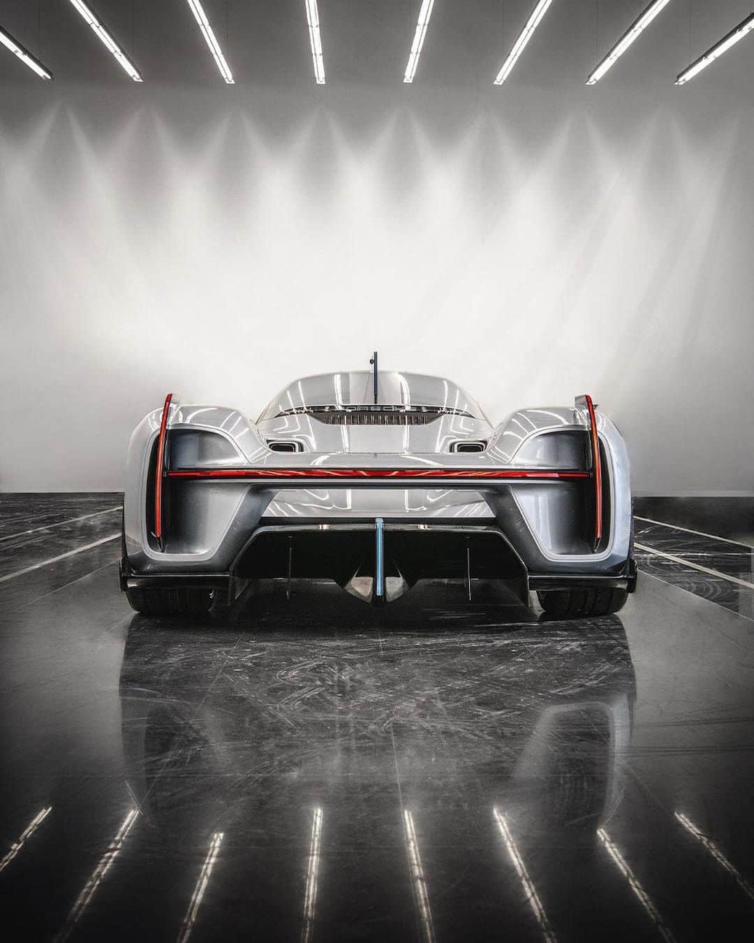 Porscheさんのインスタグラム写真 - (PorscheInstagram)「Be privy to more of Porsche Development Centre's secret archives with an up-close look at the 919 Street. Inspired by the Porsche 919 Hybrid winning the @24heuresdumans three times, this concept imagines a special series for private racing drivers. #PorscheUnseen」11月28日 2時06分 - porsche