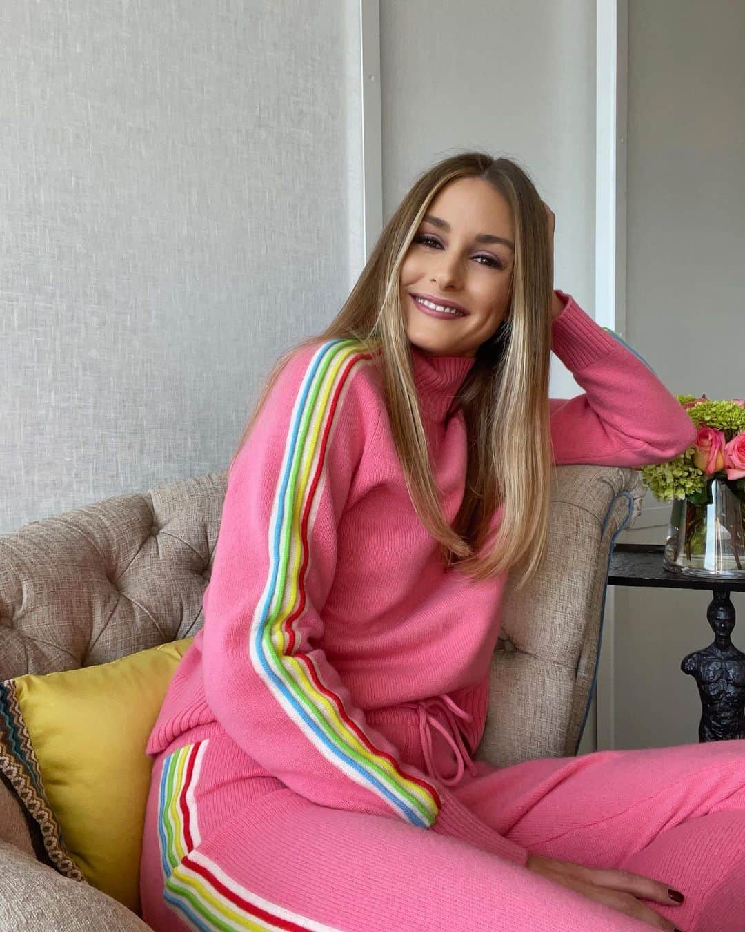 オリヴィア・パレルモのインスタグラム：「Cozy at home on #BlackFriday! Rounded up some of our favorite fashionable finds currently on sale that you can shop from the comfort of your home (like I’m doing in this cashmere set) at the link in bio 😉 Happy Shopping! 🛒」