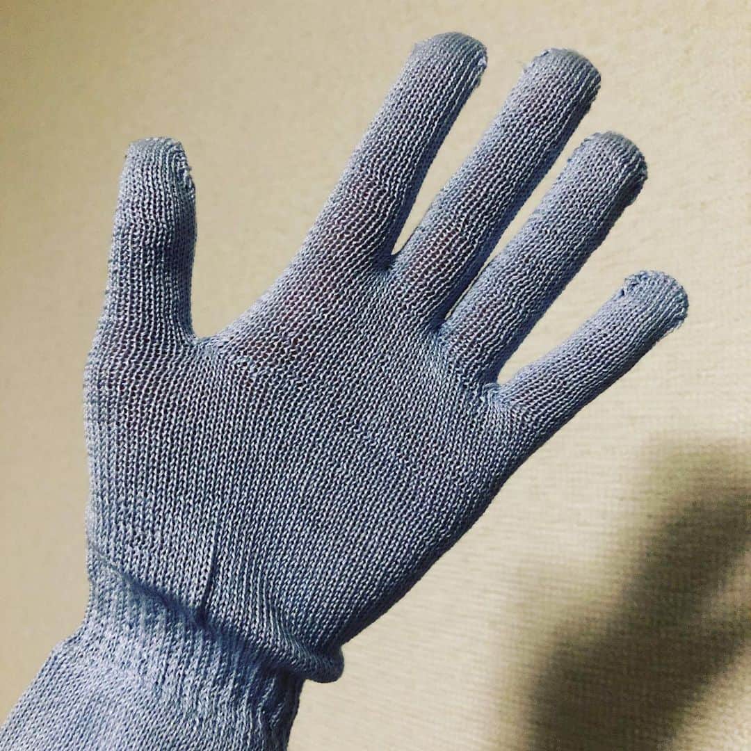 榎戸教子さんのインスタグラム写真 - (榎戸教子Instagram)「手がカサカサになってきました。 季節によるものなのか、 はたまた年齢によるものなのか。  ハンドクリームだけでは乾燥に勝てません。 手袋をつけておやすみなさい。 就寝中用のシルクの手袋です。  （カカトもなんとかしなければ）  #カサカサ対策必死」11月28日 2時10分 - noriko_enokido