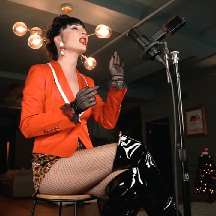 カーミンのインスタグラム：「ring-a-ling, bitch! SILVER BELLS is playing and I made you pumpkin bread for breakfast ♥️  visual inspired by these insane boots from @revolve   don’t miss @qveenstudio $10 Black Friday deals! only happens once a year 💄」