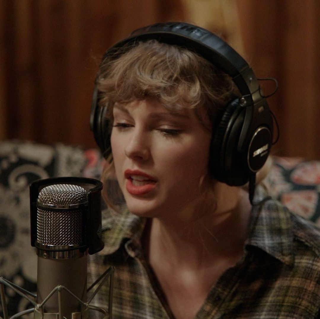 Vevoさんのインスタグラム写真 - (VevoInstagram)「Get a behind the scenes look at @taylorswift and @boniver recording "exile" from 'folklore: the long pond studio sessions' on @disneyplus ⠀⠀⠀⠀⠀⠀⠀⠀⠀ ▶️[Link in bio] #TaylorSwift #BonIver #exile #folkloreOnDisneyPlus」11月28日 2時13分 - vevo