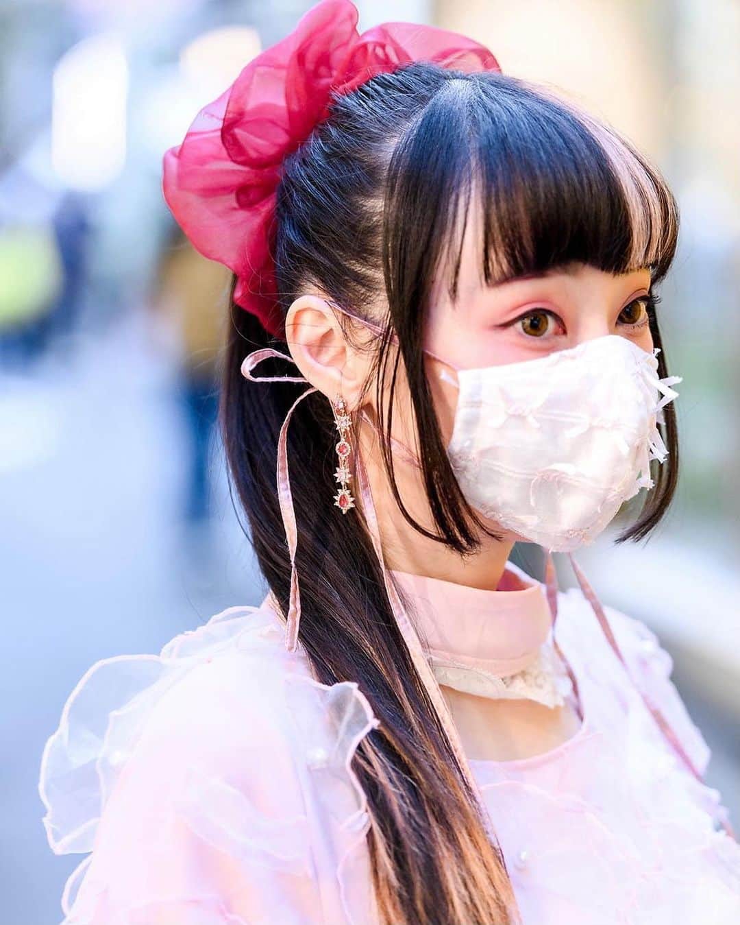 のインスタグラム：「Pink pink pink 💘ピンク！ At harajuku snapped by @tokyofashion 📸 thank you! . . #ootd Mask: #barrackroom Earrings: #mocatokyo Scrunchie: handmade by @aiko.miyamoto  Dress: #barrackroom . .  #rinrindoll #japan #tokyo #harajuku #japanesefashion #tokyofashion #harajukufashion #東京 #コーデ #今日のコーデ #girlyfashion #vintage #vintageremake #vintagefashion #facemask #ビンテージ #古着 #リメイク #マスク #かわいいマスク #秋コーデ #autumnfashion」