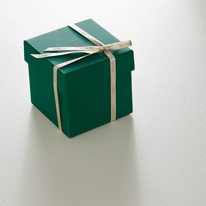 ドゥラメールのインスタグラム：「Call it a self-care splurge. Visit LaMer.com for a reason to get started on your holiday shopping.」
