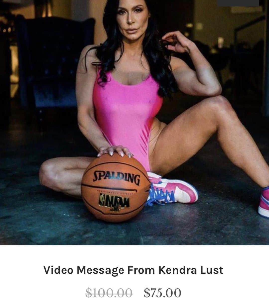Kendra Lustさんのインスタグラム写真 - (Kendra LustInstagram)「#BlackFriday everything on sale now at my store .. link in above bio .. go to merch new hoodies available now #swipeleft⬅️ to view. #blackfridaydeals #kendraLust」11月28日 2時25分 - kendralust