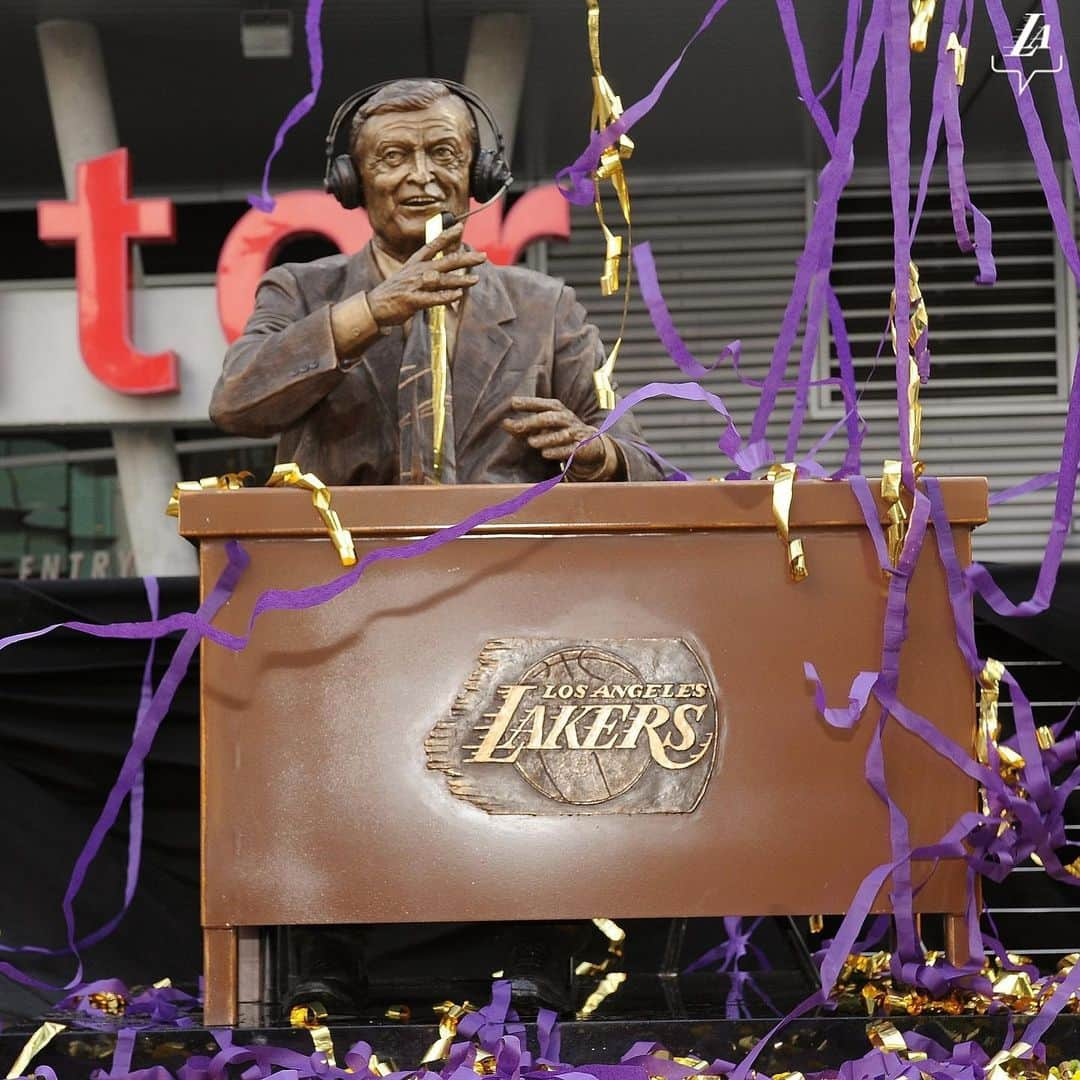 Los Angeles Lakersさんのインスタグラム写真 - (Los Angeles LakersInstagram)「Happy Birthday to the most iconic announcer of all-time, the legendary Chick Hearn.」11月28日 2時29分 - lakers