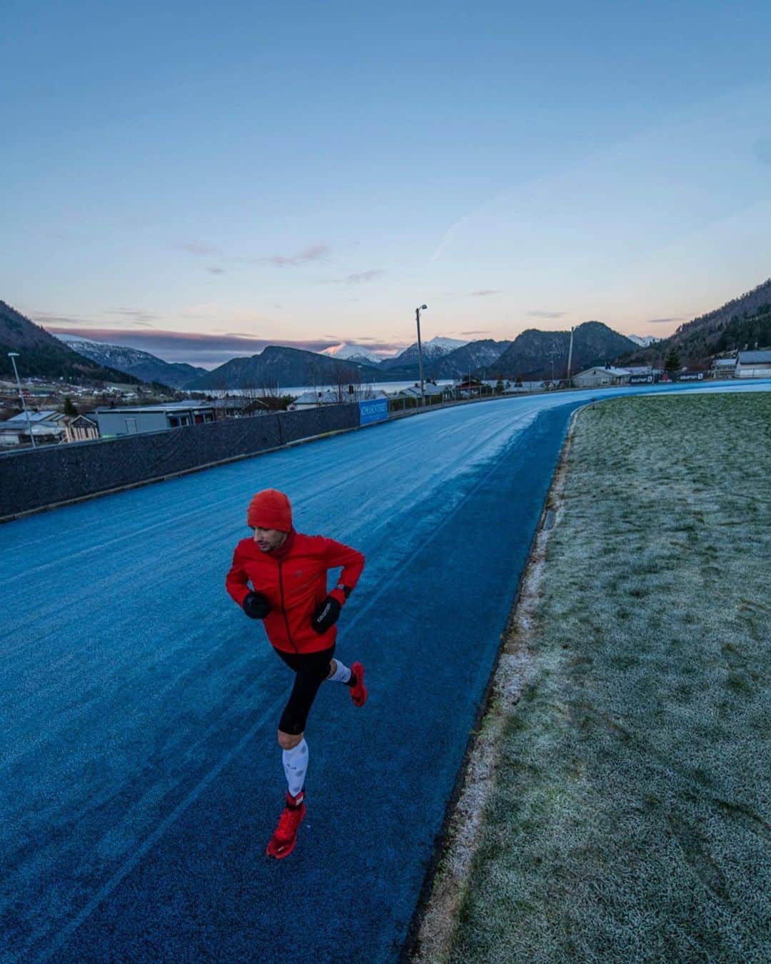 Suuntoさんのインスタグラム写真 - (SuuntoInstagram)「@kilianjornet just crossed the 100 km mark! He reached the milestone at just over 7h 23min, at an average pace of 4.25 min/km. At this rate, his projected total distance after 24 hours is 325 km, which is more than the current 24 hour running world record.  Click the link in our bio for the Youtube live!  #KilianPhantasm24h 📷 @vegardphoto  @salomon  #adventurestartshere」11月28日 2時29分 - suunto