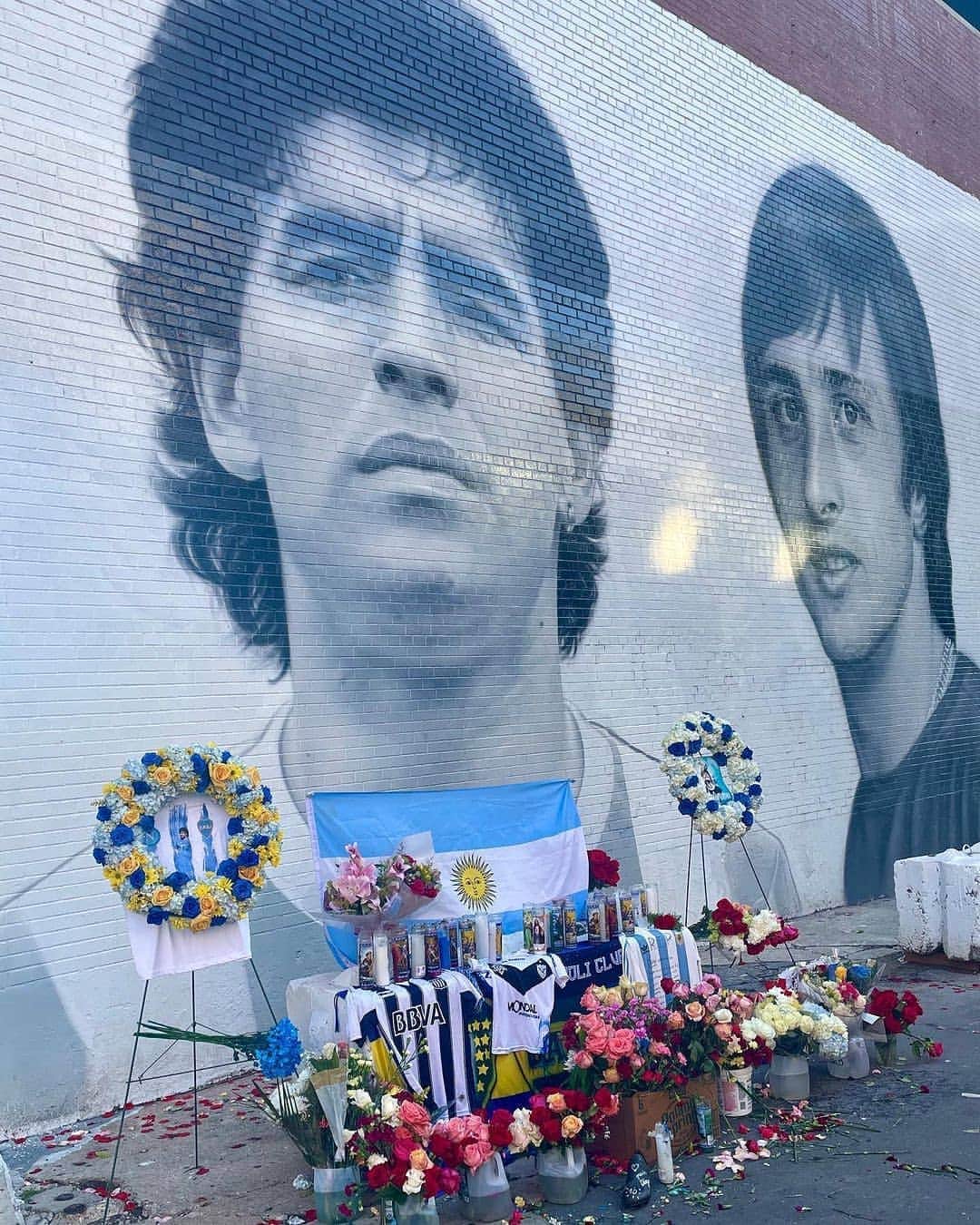 ヨハン・クライフのインスタグラム：「Two of the greatest. Legends never die.」
