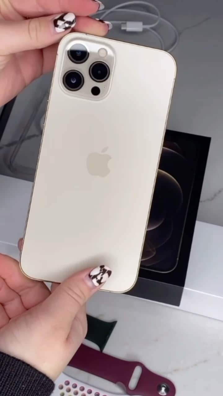 トーリ・ウェブスターのインスタグラム：「📦UNBOXING📦 Brand new iPhone 12 Pro Max & Apple Watch Series 6! ✨so crisp, so clean✨   thank you @apple for hooking it up 🔥🥵📱✔️  #shotoniphone #iphone12 #applewatchseries6 #applewatchbands #techwear #unboxingvideo」