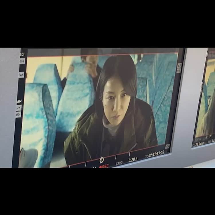 キム・オクビンのインスタグラム：「오랜만에 소식전해요. 저는 ocn 드라마 다크홀 촬영중입니다.  내년에 만나뵐게요. 다들 코로나 잘 이겨내며 무탈하시기를.」