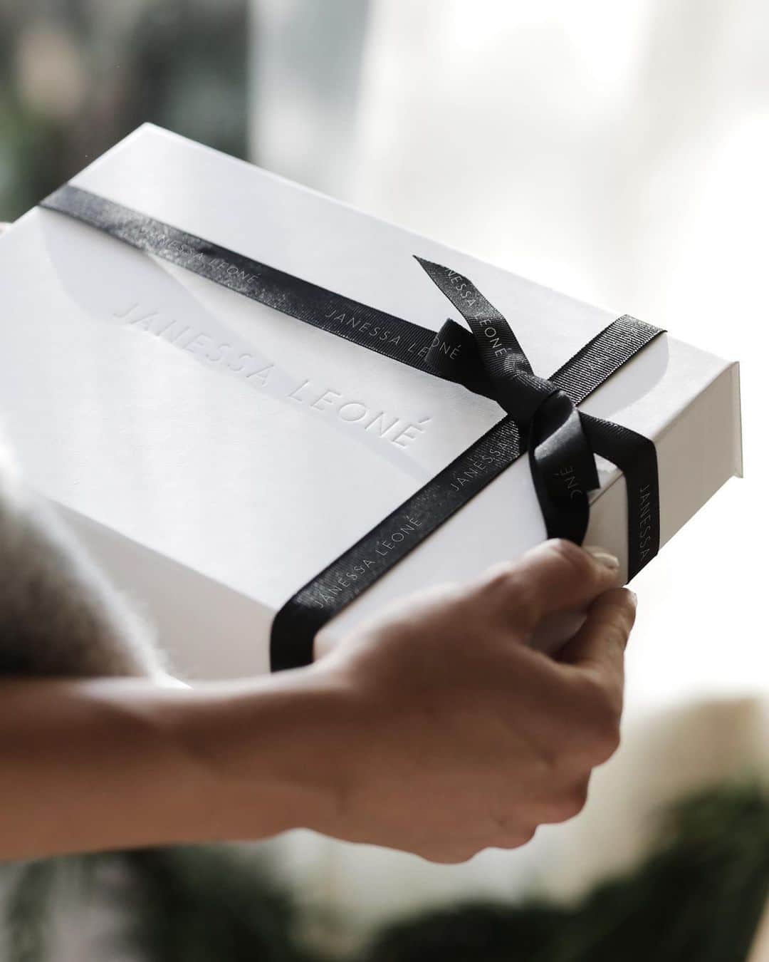 JanessaLeoneのインスタグラム：「GIVE QUALITY ____ Introducing the holiday gift-card box. The perfect holiday gift complete with a JL gift card, tape measure and fit/size guide.  #janessaleone」