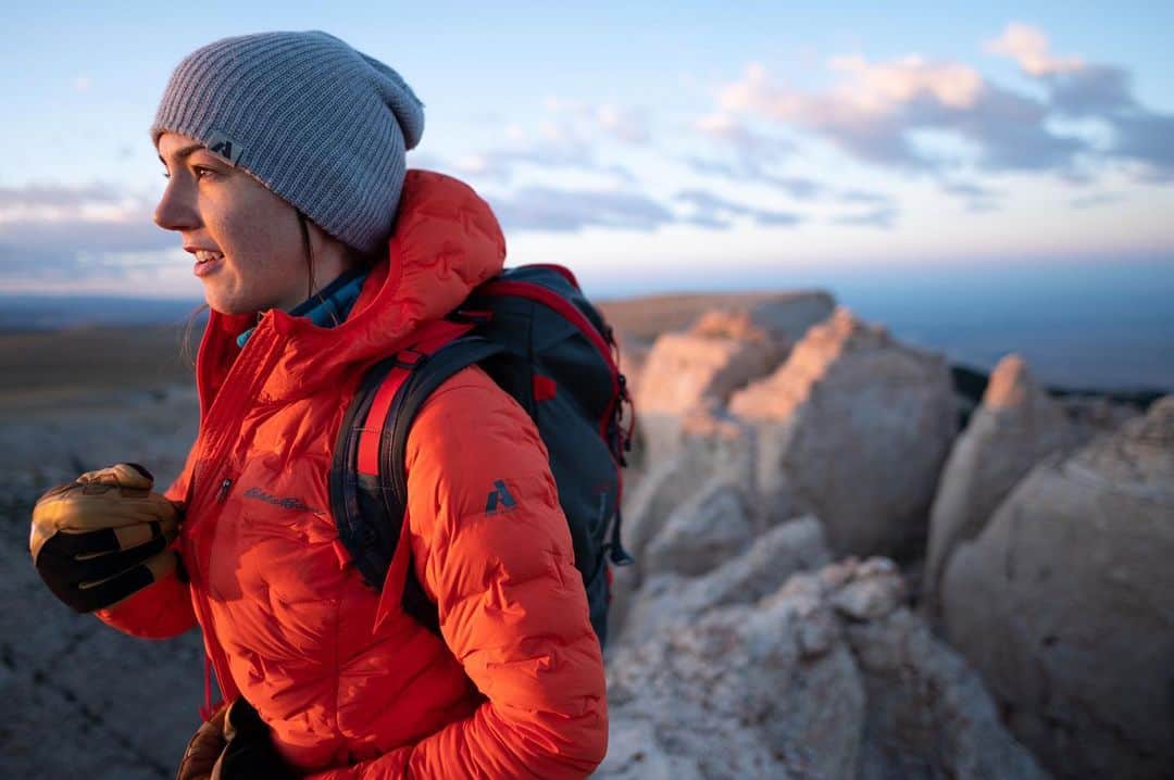 ペイジー・クラッセンのインスタグラム：「New favorite in my every day climbing kit: @eddiebauer’s new FreeFuse Jacket. It’s channel woven, which in normal language means lots of good things - essentially, it’s ultra-light, ultra-stretchy, and has very few seams, meaning down feathers can’t leak out + fewer snag points. I’ve been climbing in it on cold days, on abrasive rock and have full mobility, and not a single tear or snag, despite climbing on granite aretes. I can put it on before I leave the house, go try my project, and not take it off until I get home. Brilliant. Plus, matte finish...yes, please.  Link in stories.  Photo by @arjandekock in Wyoming’s Bighorn Mountains」