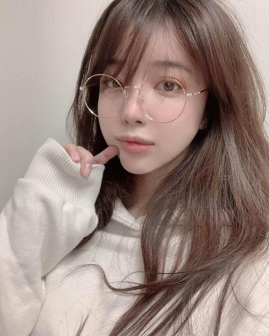 ユン・アラのインスタグラム：「크응.... 사실 할 말이 있는데 저 요즘 수면장애가 있는 것 같아요 저는 분명 한시간정도 눈만 감고 뒤척거렸는데 시간을 보면 4시간이 지나있더라구요..😢  스트레스가 많아서 그런가ㅠㅠ 넘 걱정돼요...저같은 분 있으신가요..?」
