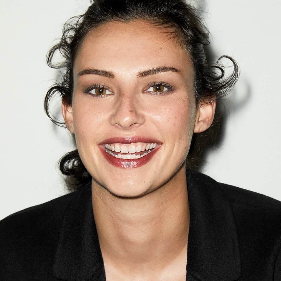 ボビー・ブラウンのインスタグラム：「Smile — It looks good on you. @jenna_walpole is wearing @jonesroadbeauty Cool Gloss in Boysenberry in addition to a whole @jonesroadbeauty look. Love the freckle on her nose.」