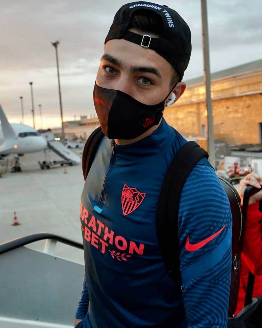 セビージャFCさんのインスタグラム写真 - (セビージャFCInstagram)「𝙂𝙪𝙚𝙨𝙨 𝙬𝙝𝙤❓❗#awaydays   #sevilla 🛫 #huesca   #laliga #sevillafc #wearesevilla #nuncaterindas」11月28日 2時56分 - sevillafc