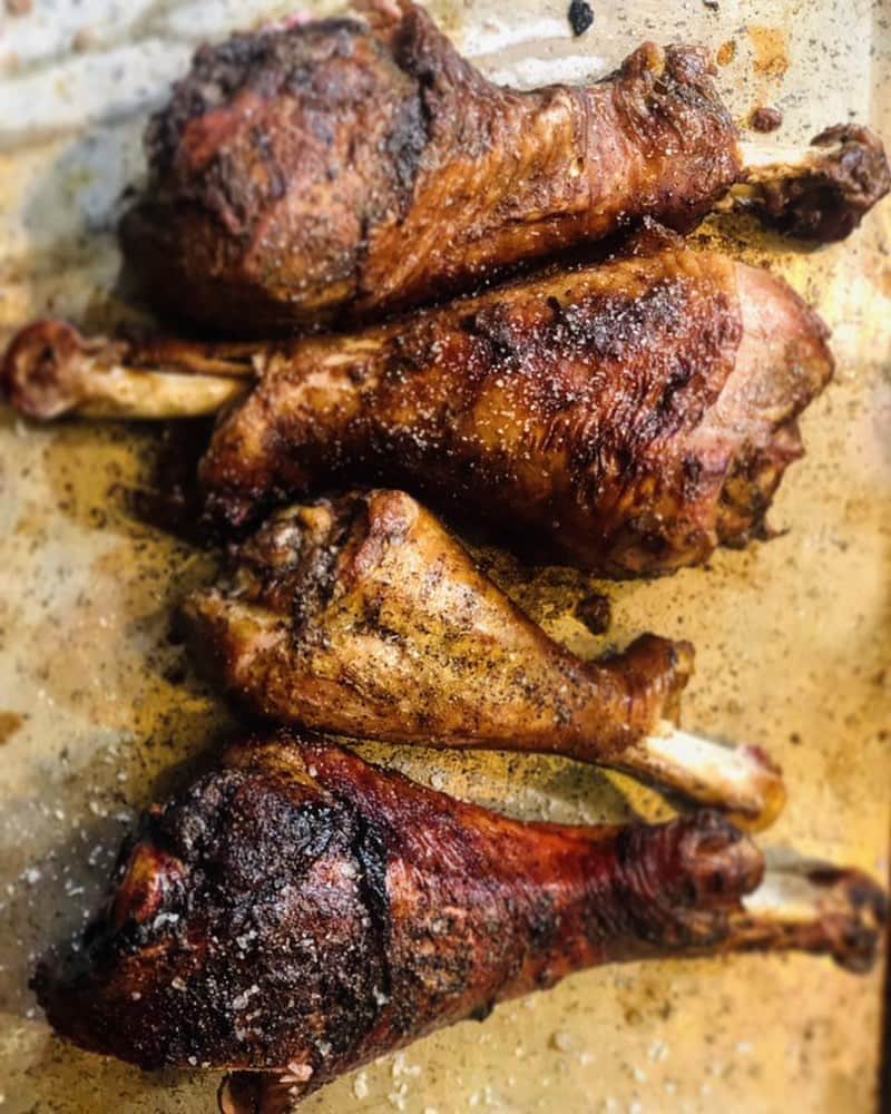ケリスのインスタグラム：「Smoked chipotle molasses turkey legs. What are you doing with your leftovers today ?」