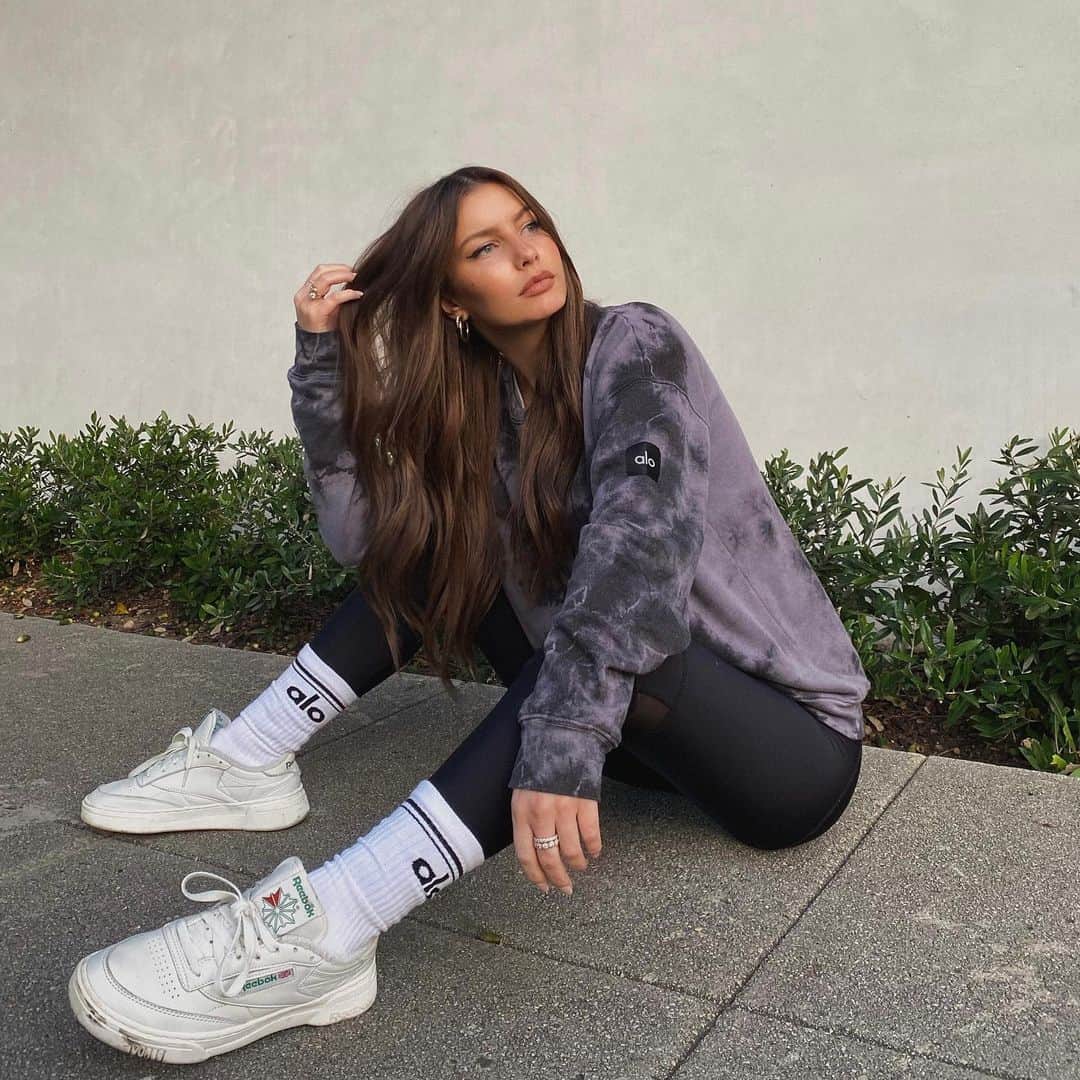 Katelyn Byrdのインスタグラム：「@alo New crew neck Tie Dye sweater is beyond comfy 🖤🙌🏻☁️」