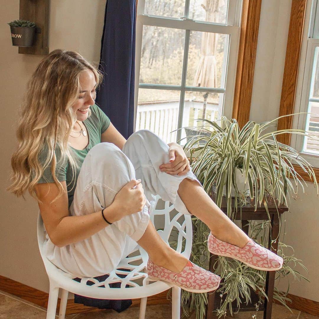 トムズシューズのインスタグラム：「“Thinking these new shoes are just the cutest ever. It feels so good wearing shoes that I know are changing the world!”  The Pink Flocked CloudBoundTM Alpargata styled by @sar.conk // #regram」