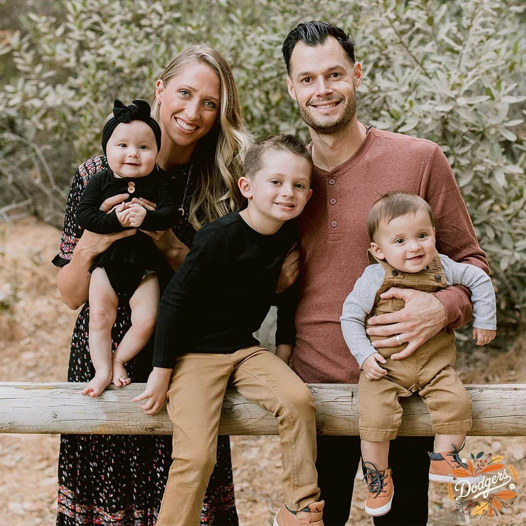 Los Angeles Dodgersさんのインスタグラム写真 - (Los Angeles DodgersInstagram)「Family of Champs. ⁣ ⁣ What are you thankful for this year?」11月28日 3時01分 - dodgers