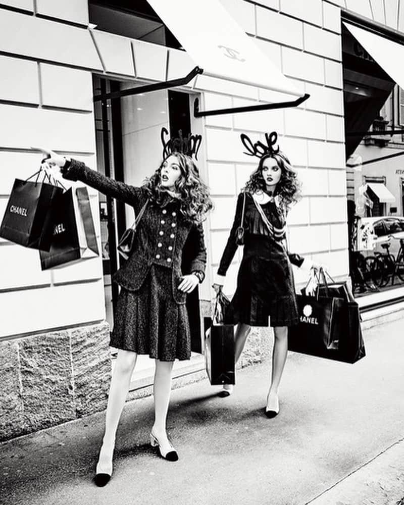 エレン・ヴォン・アンワースさんのインスタグラム写真 - (エレン・ヴォン・アンワースInstagram)「It’s Black Friday🖤🖤🖤 Let’s shop till we drop! @vittoria styling @alicegentilucci @voguejapan @annadellorusso」11月28日 3時02分 - ellenvonunwerth