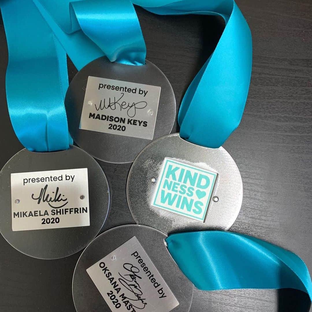 ミカエラ・シフリンのインスタグラム：「As some of you may know, this year I became a champion for @KindnessWins, a nonprofit that celebrates acts of kindness. And as all of us know, 2020 has been a tough one. But we've also seen, during times of struggle, people who have gone above and beyond to bring joy and light to others. If you know someone like this, we invite you to nominate them for a Kindness Wins Medal of Kindness, which will be personally selected and awarded by yours truly. 🙃💛  Head over to kindnesswins.org/nominate and submit a story today (link in bio).」