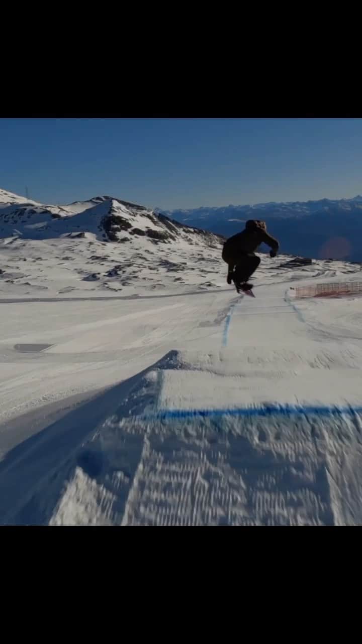 リンゼイ・ジャコベリスのインスタグラム：「Fun times on snow with eyes in the sky 🎥 @peterfoleyusa」