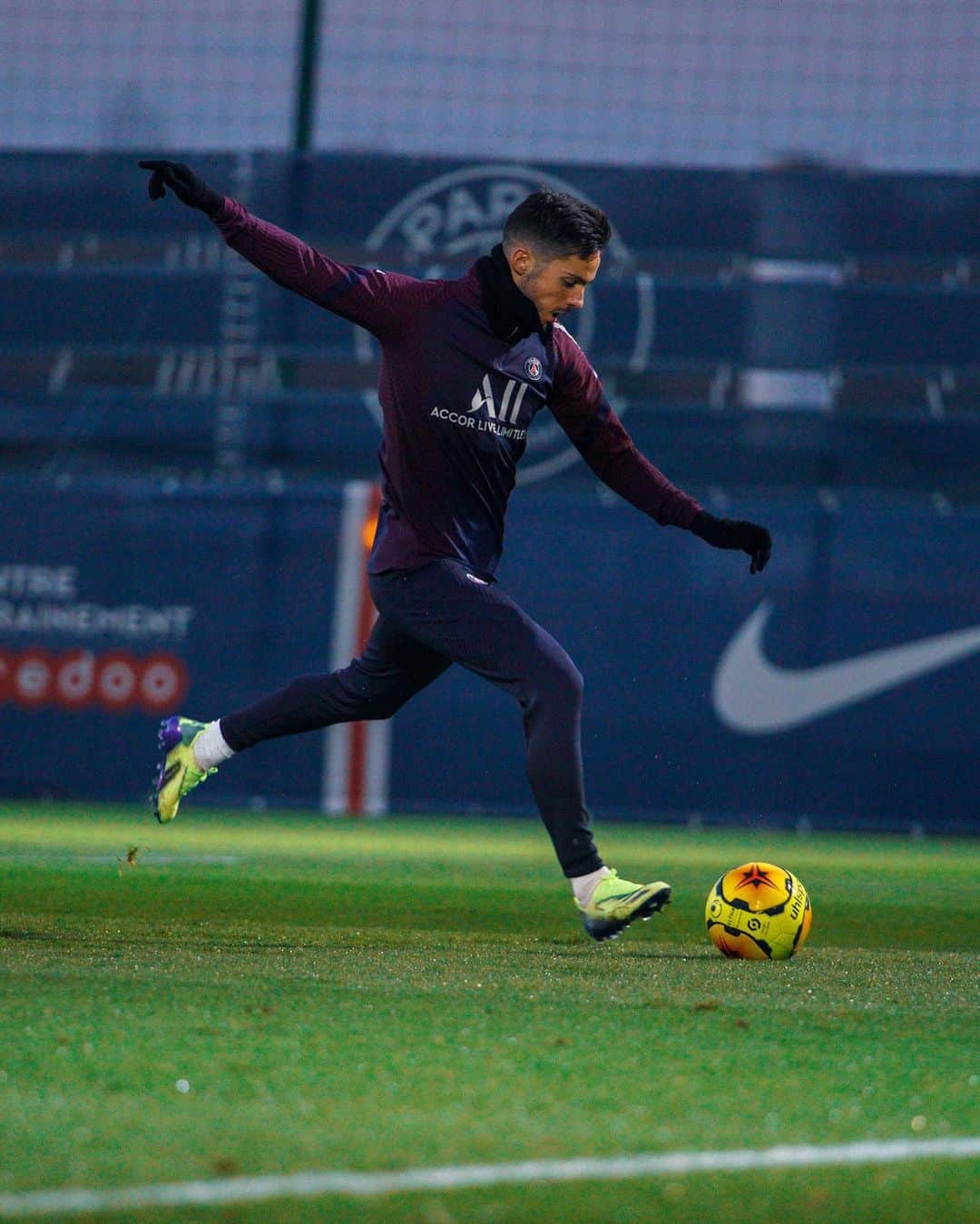 パブロ・サラビアのインスタグラム：「🔜 @ligue1ubereats 💪🔴🔵   #paris #psg #allezparis #icicestparis #ligue1  #ps19」