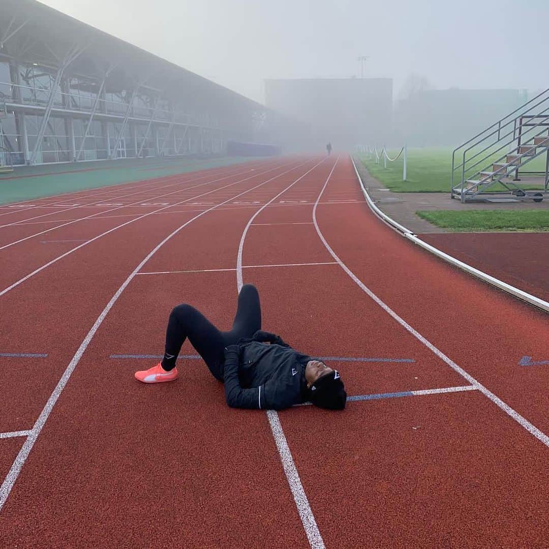 アシャ・フィリップのインスタグラム：「Current mood: Give Everything. Regret Nothing.  🦈 @gymshark  #NoRegrets #WinterTraining #Gymshark #GymsharkTrain」