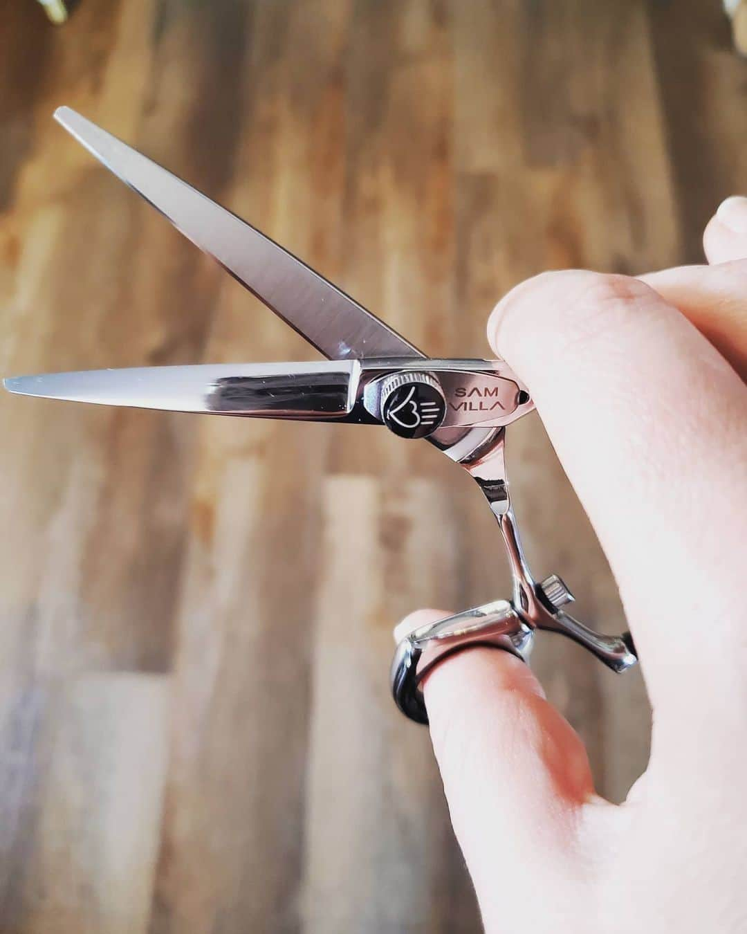 Sam Villaさんのインスタグラム写真 - (Sam VillaInstagram)「Nothing says #holidayhappiness like a fresh set of #shears. ✂️ Our #BlackFridaySale is ON! Head over to SAMVILLA.COM and #bundleup to SAVE BIG! ⠀ ⠀ Did you know that we offer 0% Financing on SAMVILLA.COM purchases?! What does that mean? Slice up the payments on your purchase! 4 short-term installments let you spread the cost of a purchase, with no added cost or hassle.⠀ ⠀ picture: @dept.two」11月28日 3時11分 - samvillahair